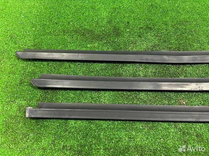 Бархотка двери наружная Nissan Terrano D10 F4RE410