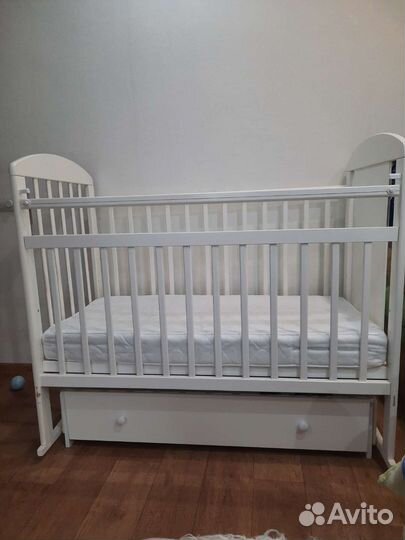 Детская кроватка с маятником и ящиком