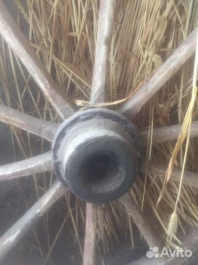 Колесо от телеги деревянное