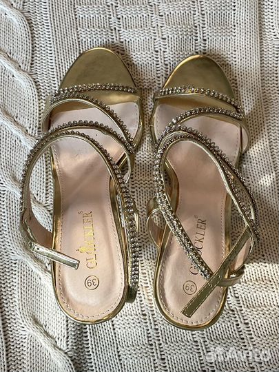 Золотые босоножки со стразами 39