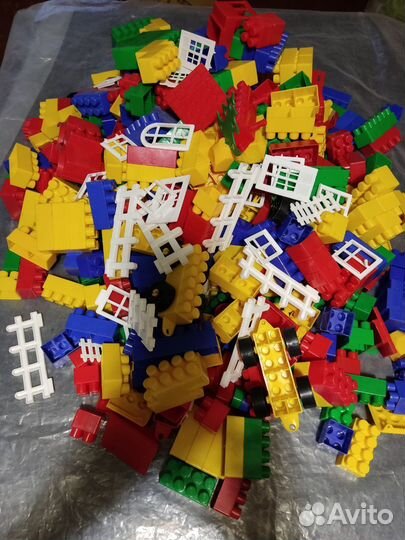 Конструктор пластиковый крупный много деталей