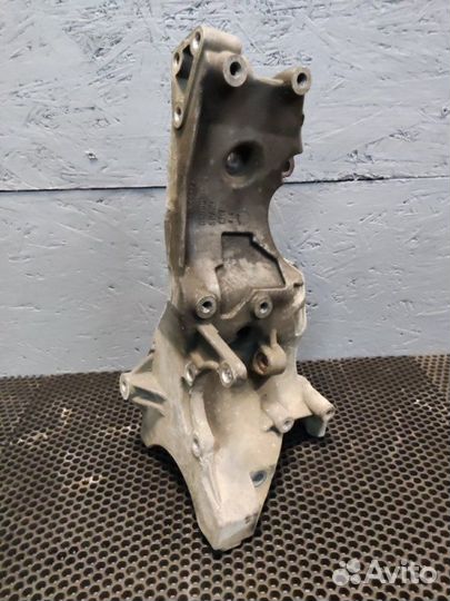 Кронштейн генератора Audi A4 B7 BWE 2008