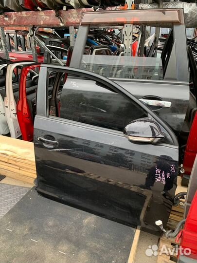 Правая передняя дверь Volkswagen Jetta 5 седан