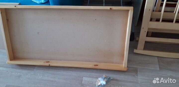 Детская кроватка с маятником