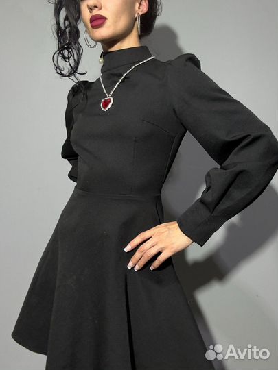 Приталенное черное платье