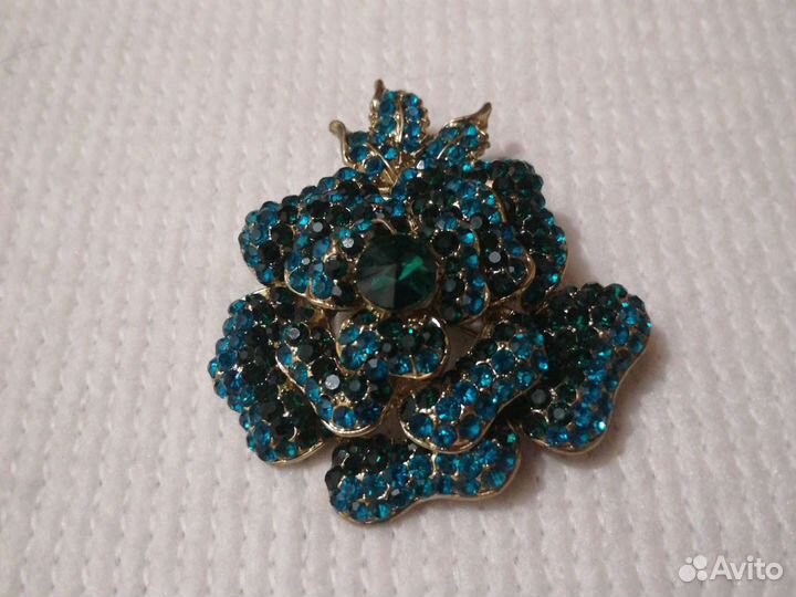 Брошь Королевская роза с позолотой под изумруд