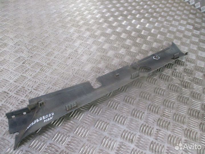 Накладка стойки лобового стекла правая MAN 8162430