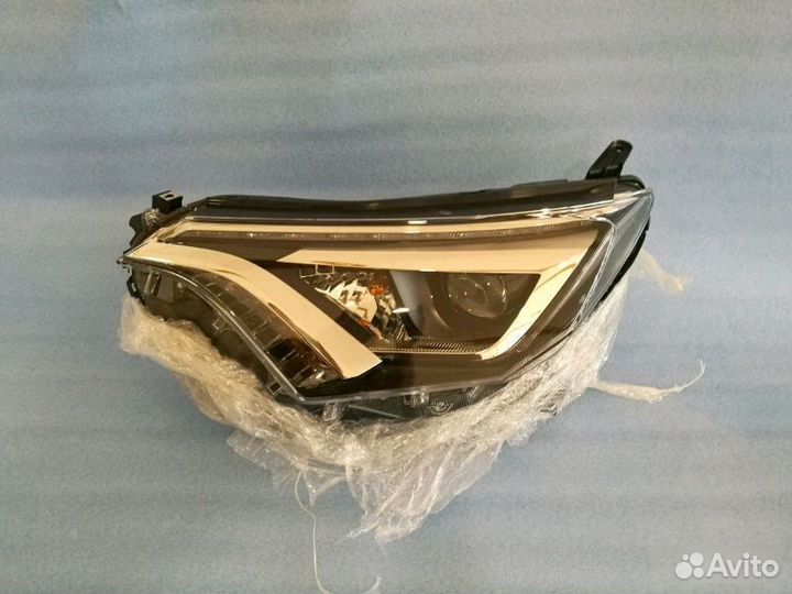 Фара левая Toyota Rav4