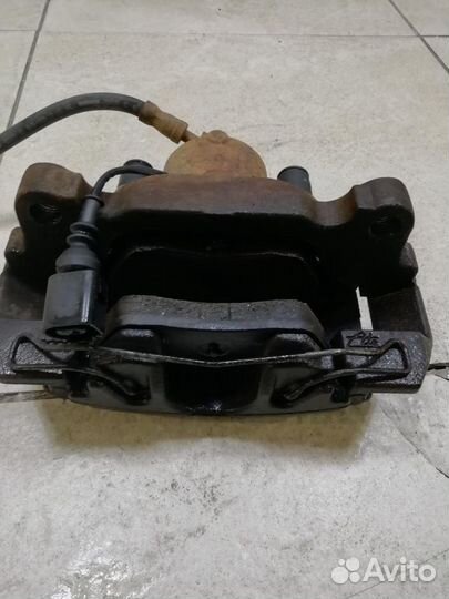 Суппорт передний правый Skoda Yeti 5L