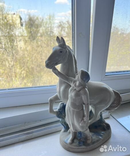 Фарфоровая статуэтка 