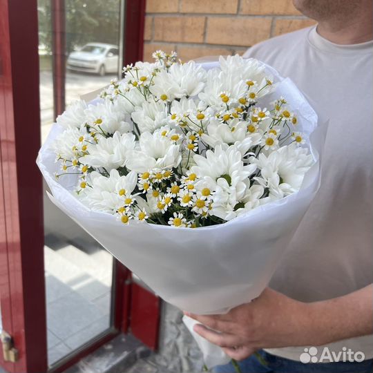 Букет ромашковой хризантемой и ромашками