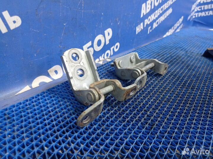 Петля двери Nissan Cefiro A33 седан VQ20 2000