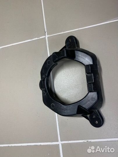 Кронштейн противотуманной фары левый Toyota Land