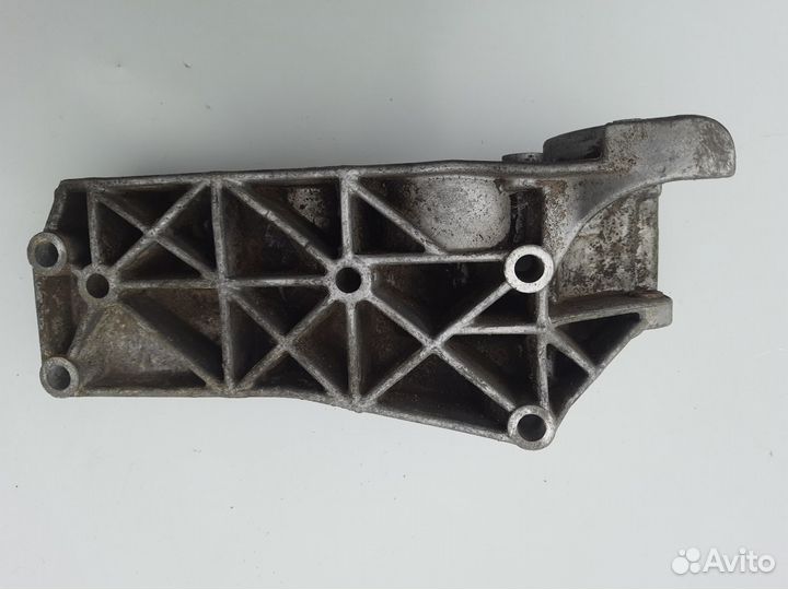 Кронштейн генератора Volkswagen Golf 3