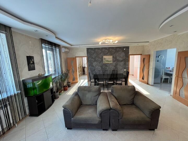 Коттедж 301 м² на участке 10 сот.