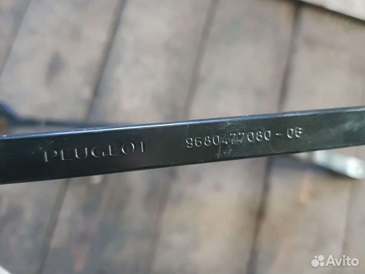 Поводок дворника Peugeot 308