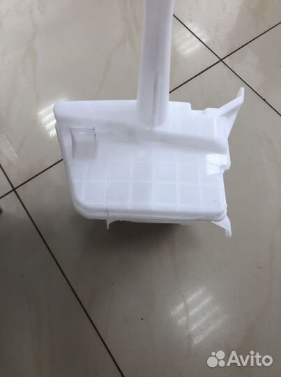 Бачок стеклоомывателя Toyota Corolla E150 один мот