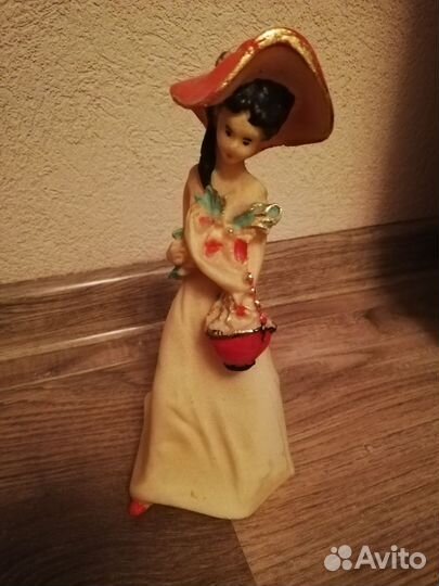 Статуэтка девушка в шляпе