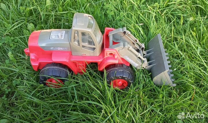 Игрушка трактор большой