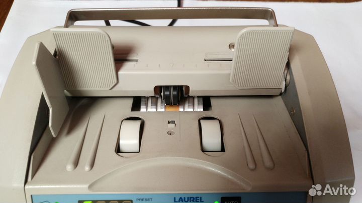 Счетчик банкнот Laurel J-700. Япония