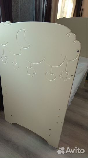 Детская кроватка с маятником