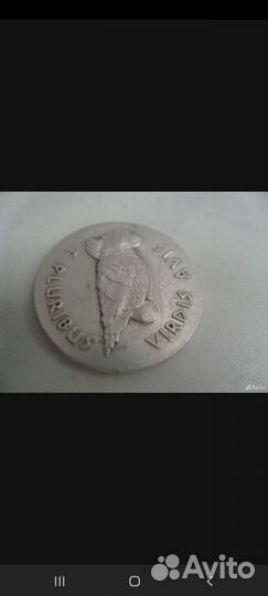 Серебряная монета с попугаем