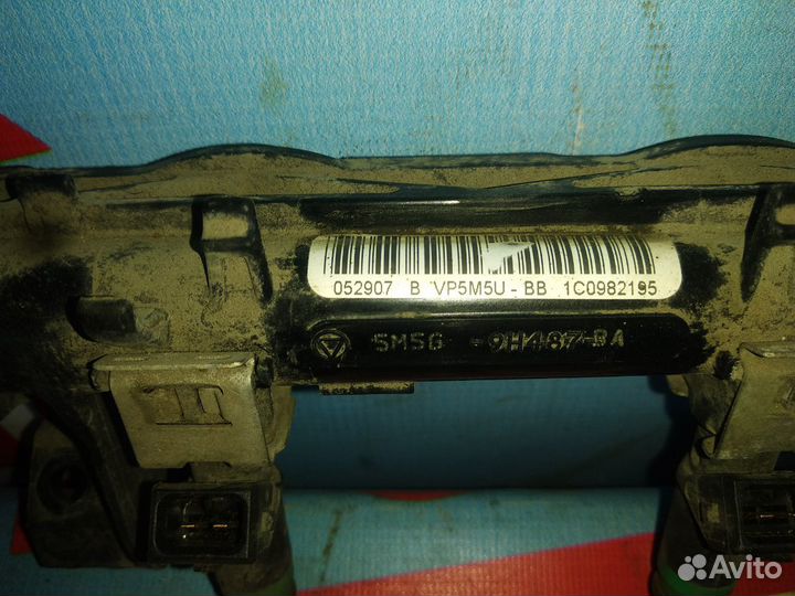 Топливная рампа с форсунками Форд Фокус 2