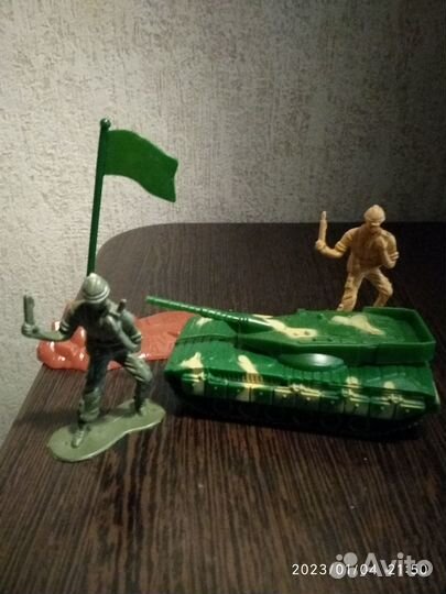 Танк и 2 бойца