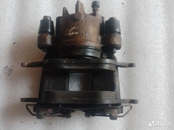 Суппорт передний правый Ford focus 1