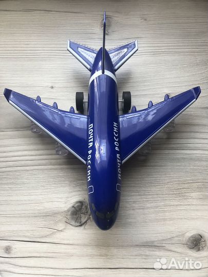 Музыкальный самолет на пульте управления