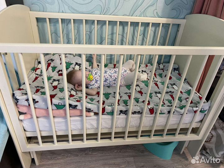 Детская кроватка с маятником, матрасом и бельем