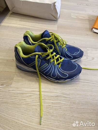 Кроссовки женские