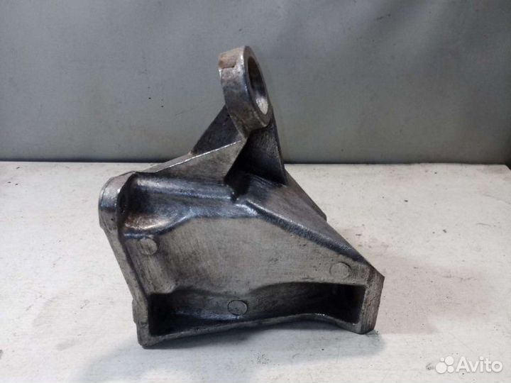 Опора кпп правая Audi 100 седан 2.8 AAH 1993