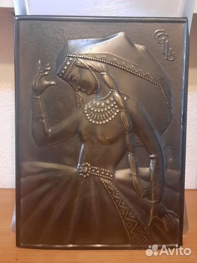 Две чеканки и тарелка дерево.Одним лотом