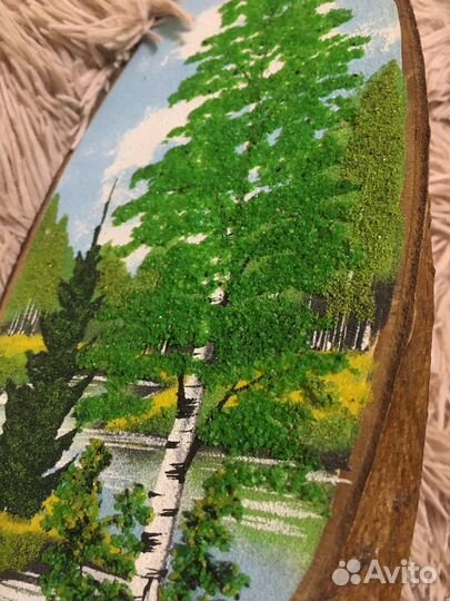 Картина с камнями на срезе дерева