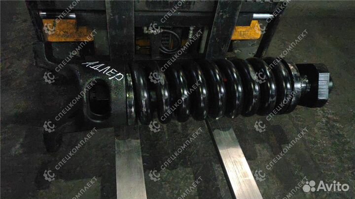 Механизм натяжения Komatsu PC300-7