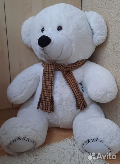 Большой плюшевый медведь
