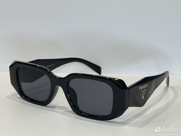 Солнцезащитные очки коричневые черные белые прада