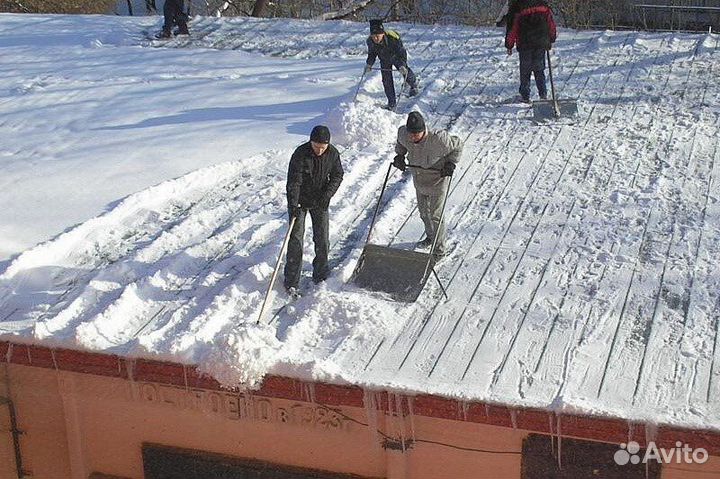 Бригада уборка снег с крыша и во дворе