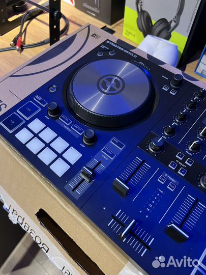 DJ контроллер Traktor S2MK3