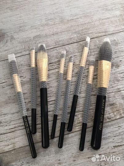 Зеркало, кисти, косметичка