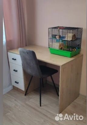 Стол письменный с выдвижными ящиками