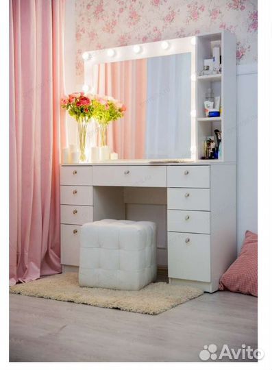 Гримерный туалетный столик с зеркалом и подсветкой