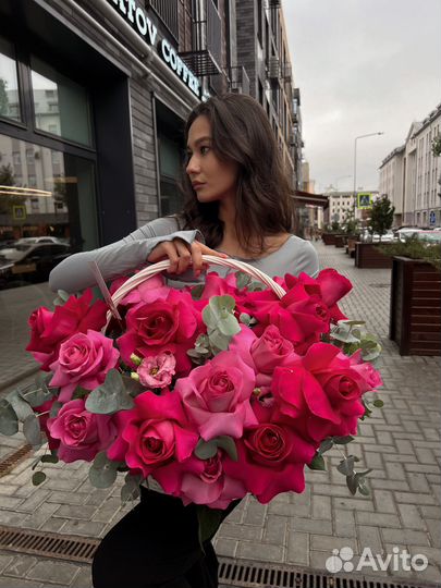 Композиция из Ажурных роз с эвкалиптом