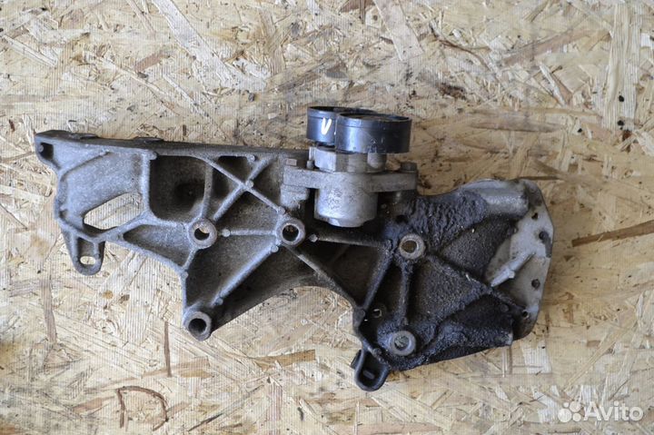 Кронштейн генератора Renault Symbol