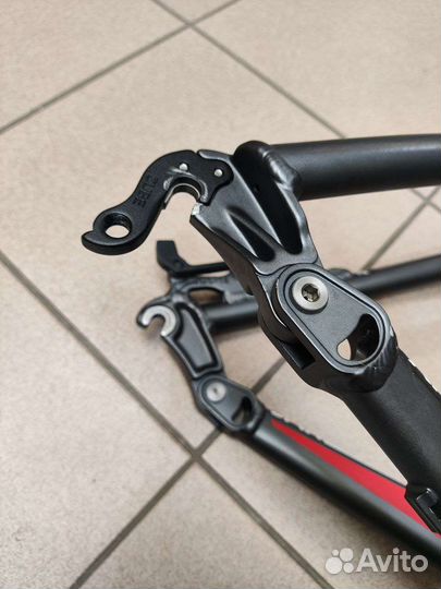 Рама двухподвес 27.5/26 Cube XMS с амортом Manitou