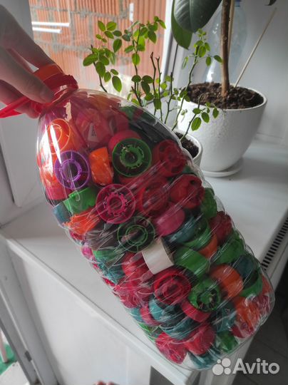 Крышки пластиковые от бутылок и детского питания