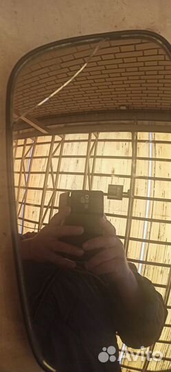 Зеркало заднего вида на праворульный грузовик