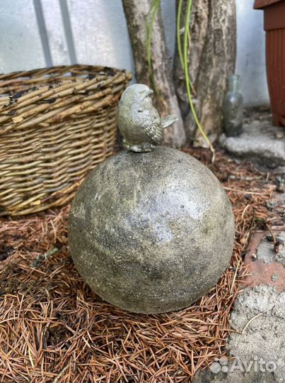 Птичка на шаре из бетона. Декор для сада