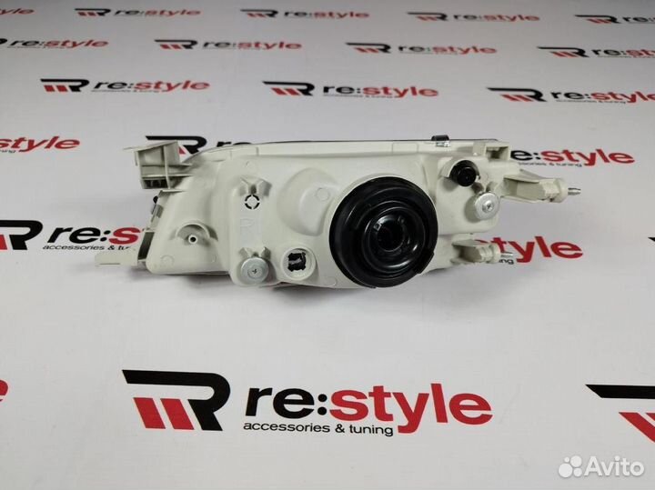 Фара Toyota Corolla Touring Правая Черная U2310